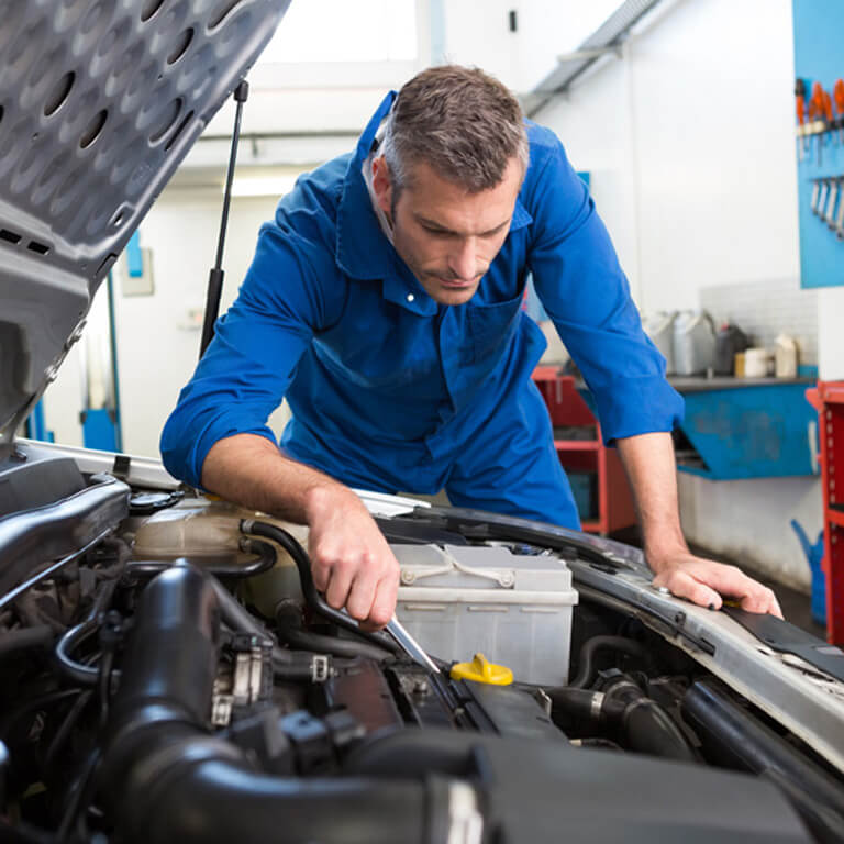 mecanico reparación motor coche alta gama
